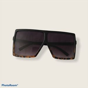 Leopard print bottom sunglasses